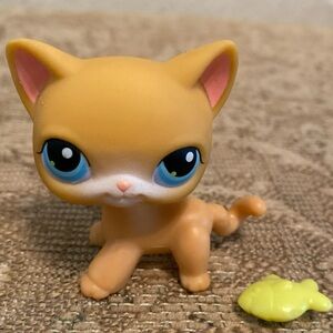 Littlest Pet Sop #71 Cat with Fish Toy